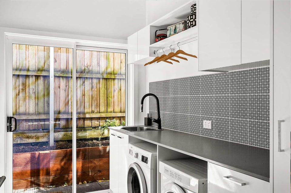 hallandhart-H0010-2000-020-1