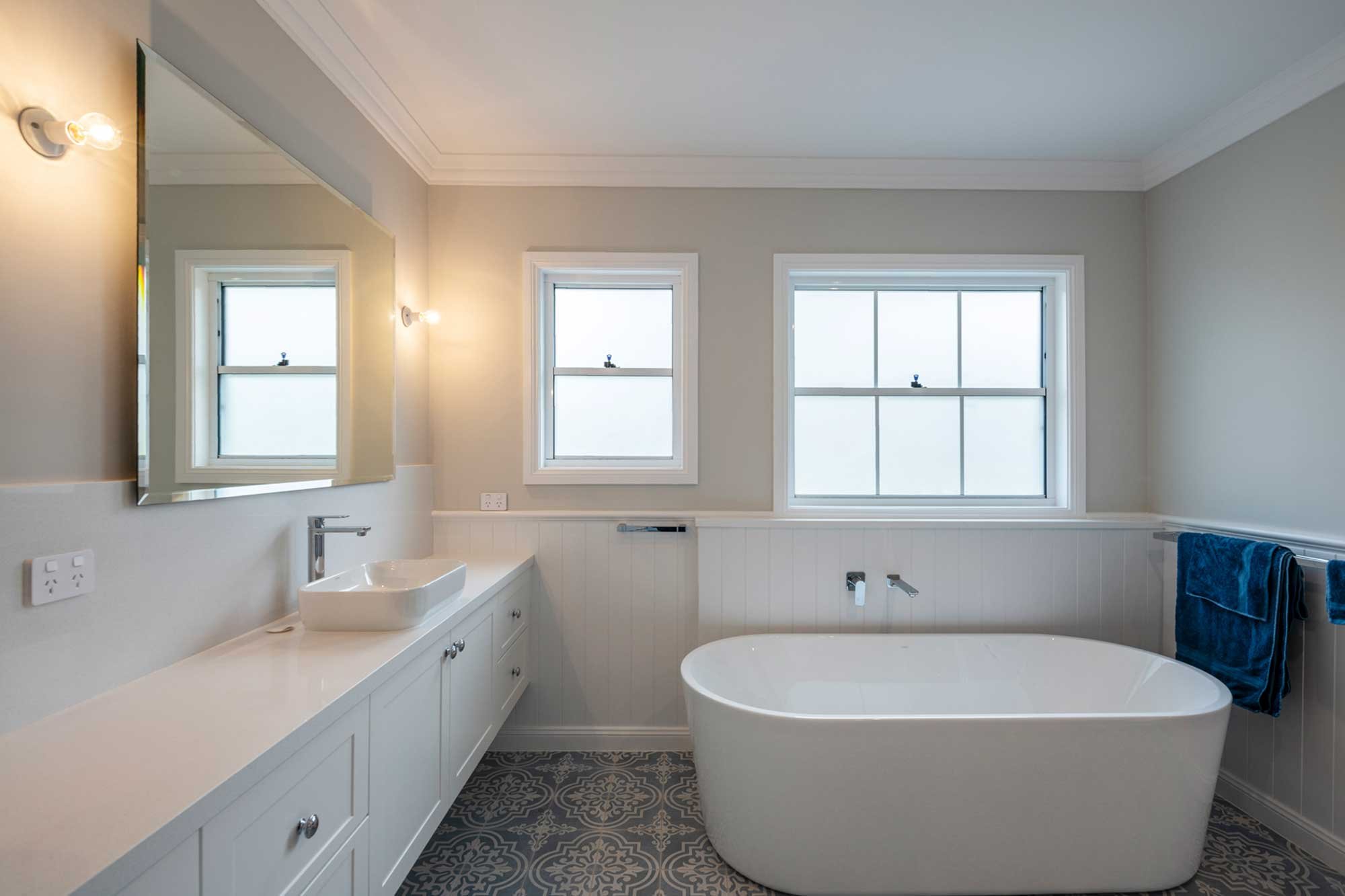 hallandhart-H0232-2000-025